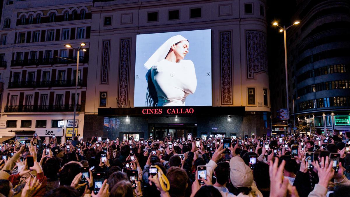 Cientos de personas observan la portada del nuevo disco de Rosalía en Callao