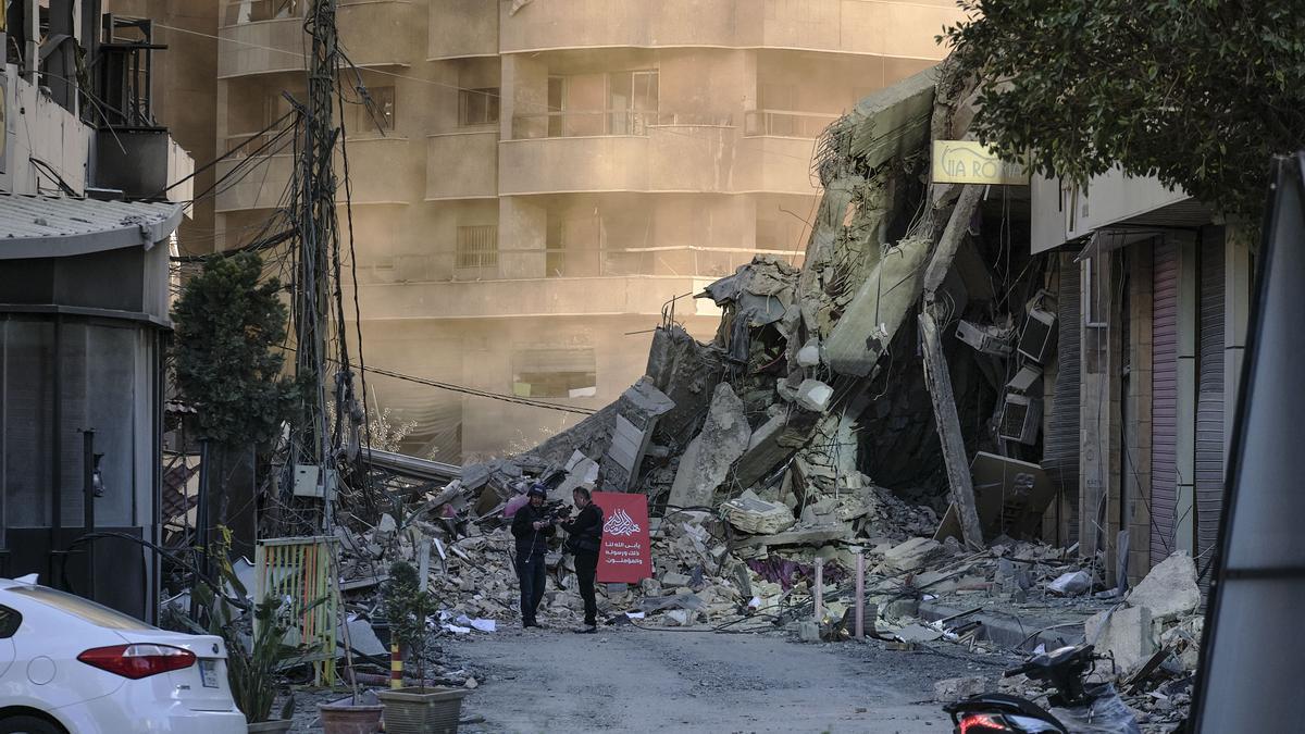Destrucción de un edificio en el suburbio sur de Beirut.