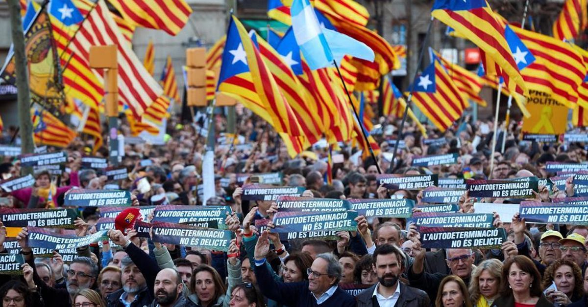 Miles de personas se manifiestan en Barcelona contra el juicio del 'procés'