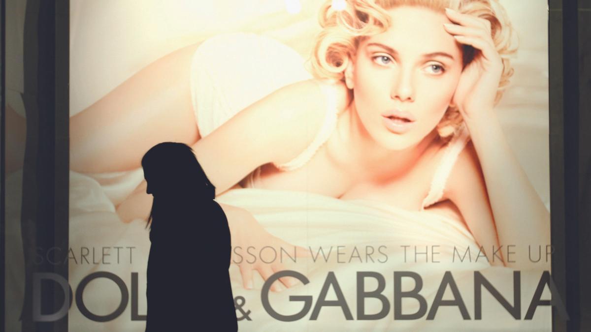 Escaparate de La Rinascente en el Duomo de Milán con Scarlett Johansson anunciando un maquillaje.