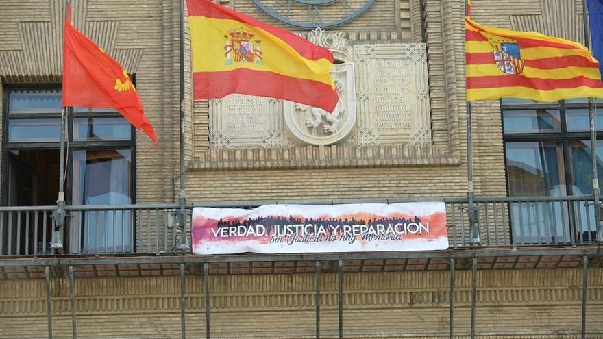 Pancarta del Ayuntamiento de Zaragoza en homenaje a la II República.