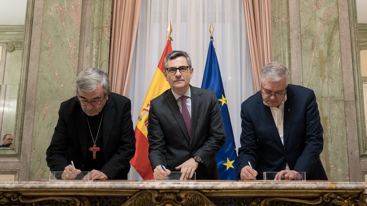 El ministro de la Presidencia, Justicia y Relaciones con las Cortes, Félix Bolaños (c), el presidente de la Confederación Episcopal Española, Luis Argüello (i), y el Presidente de la Conferencia Española de Religiosos, Jesús Díaz Sariego (d), firmarán el acuerdo, en el Palacio de Parcent, a 8 de enero de 2026, en Madrid (España).