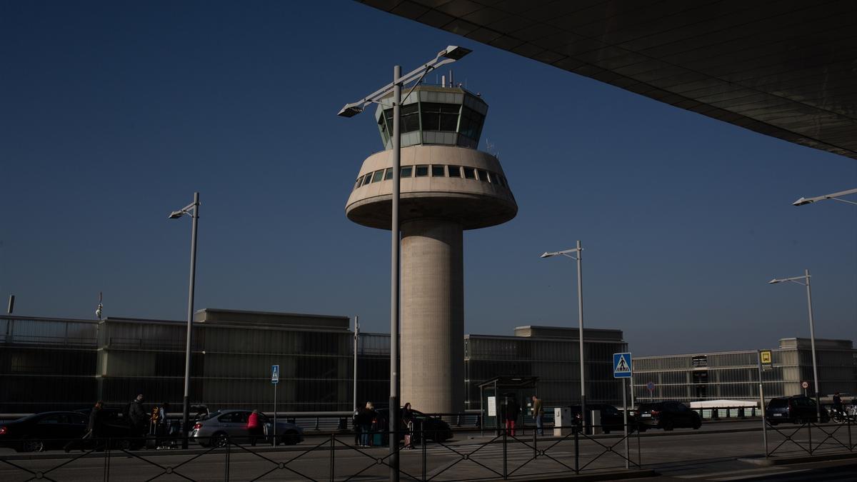 Una torre de control en el Aeropuerto de Barcelona-El Prat, a 19 de noviembre de 2021, en El Prat de Llobregat, Barcelona, Catalunya (España).