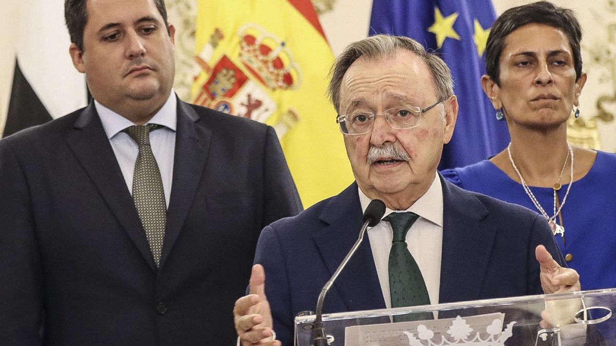 Comparece el presidente de la Ciudad Autónoma de Ceuta, Juan Jesús Vivas en compañía de varios miembros del ejecutivo local.