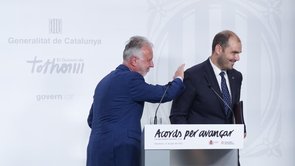 El Consejero de la Presidencia Albert Dalmau Miranda (d), y el ministro de Política Territorial y Memoria Democrática de España, Ángel Víctor Torres (i), ofrecen declaraciones en una rueda de prensa, tras la reunión de la Comisión bilateral Estado-Generalitat