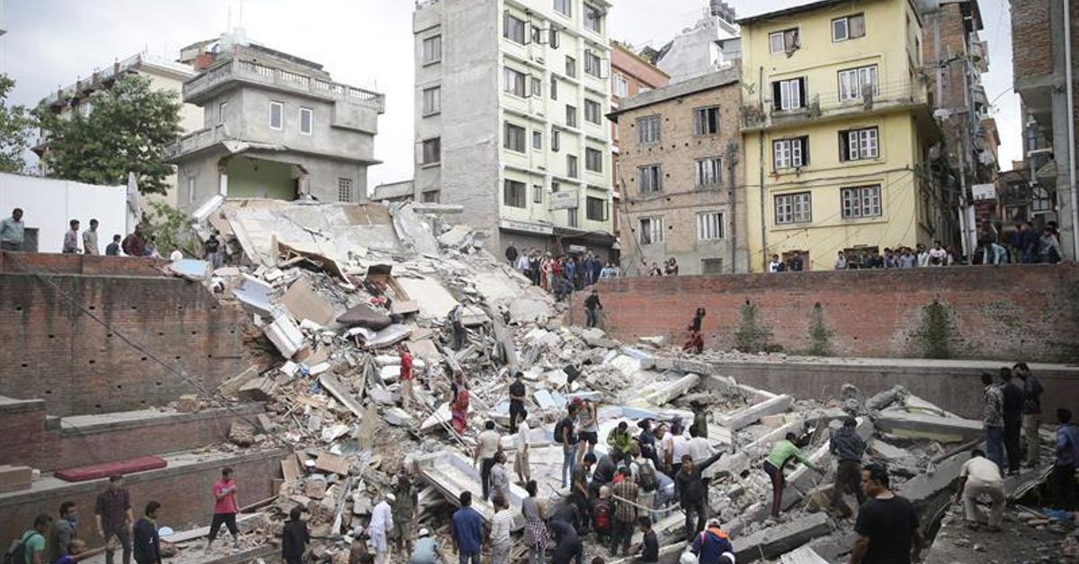El balance de muertos por el terremoto en Nepal supera los 6.800