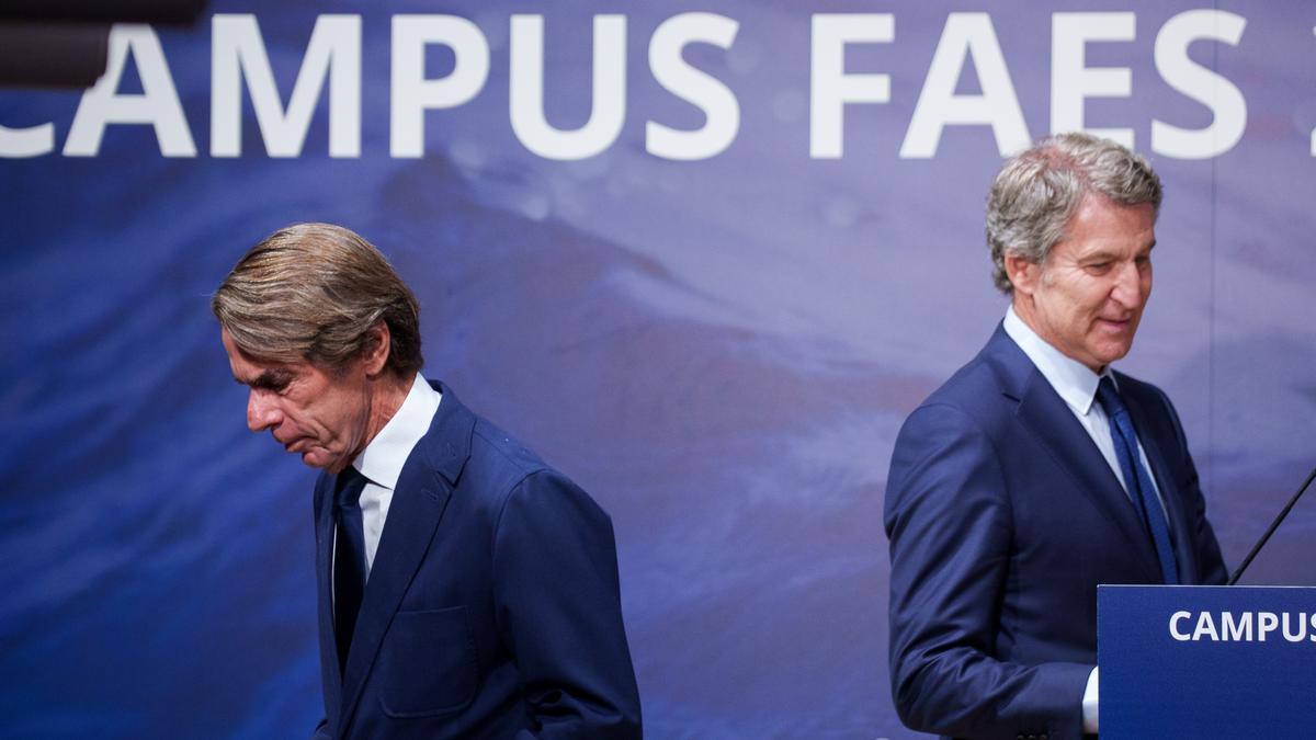 El expresidente del Gobierno, José María Aznar, y el presidente del PP, Alberto Núñez Feijóo, durante la clausura del Campus FAES