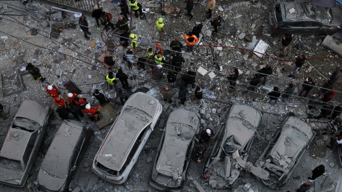 Vehículos dañados tras un ataque israelí contra un edificio de apartamentos en el barrio de Aisha Bakkar, Beirut, Líbano.