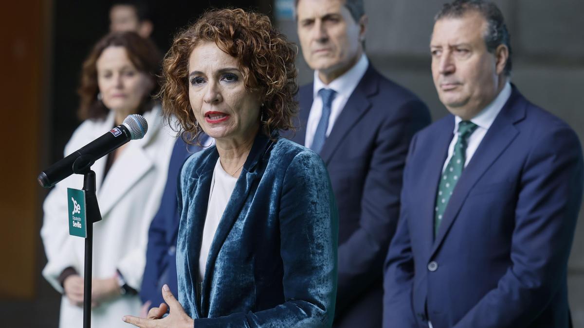 La vicepresidenta primera del Gobierno y ministra de Hacienda, María Jesús Montero, preside este viernes el acto de presentación del Plan EDI, que incluye fondos para el desarrollo local de la provincia de Sevilla. Junto a ella, entre otros, el presidente de la Diputación, Javier Fernández de los Ríos (d).