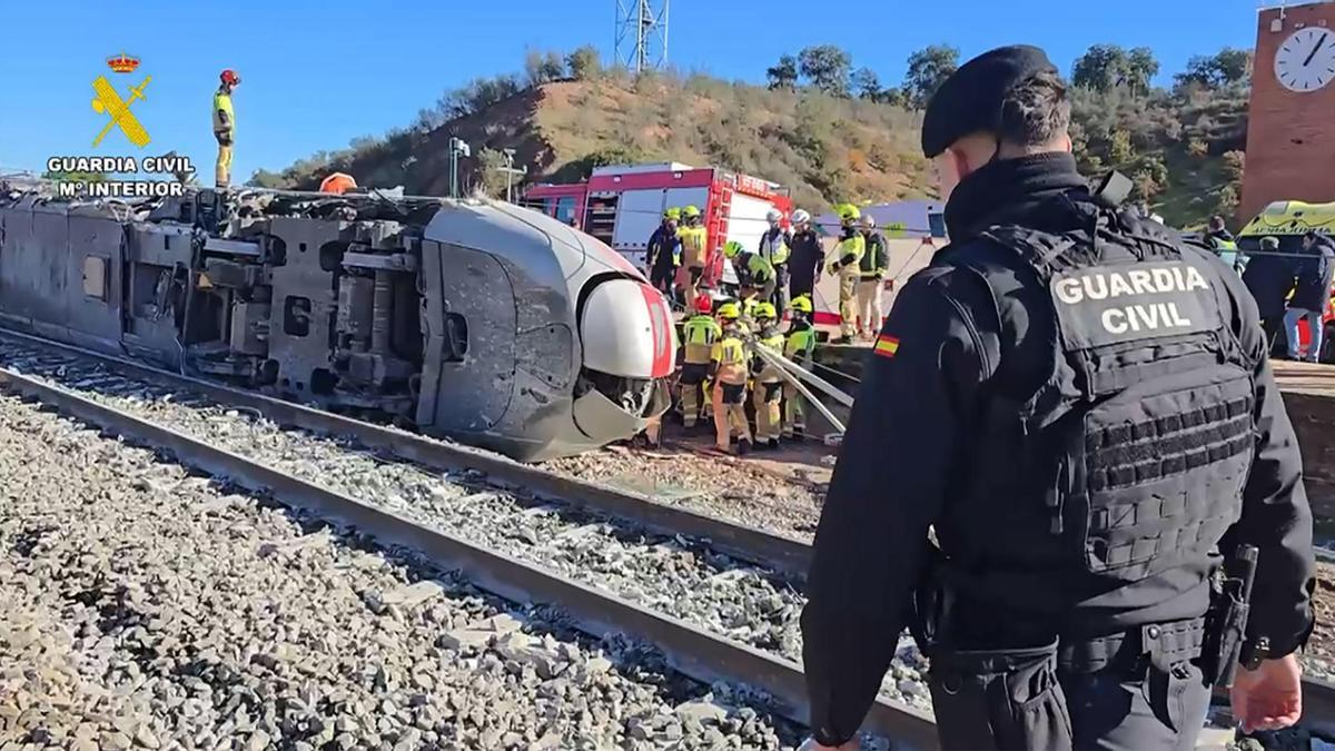 Vista del lugar del accidente de trenes cerca de Adamuz (Córdoba) este lunes.