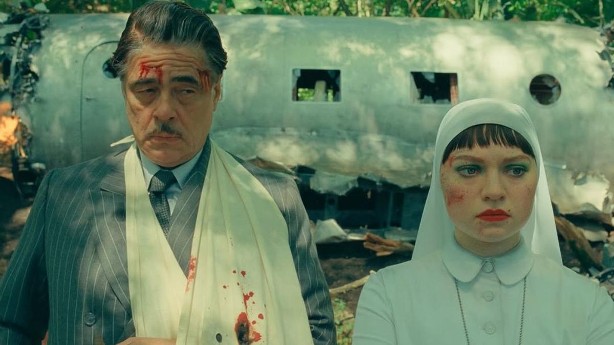 Benicio del Toro y Mia Threapleton en 'La trama fenicia'.