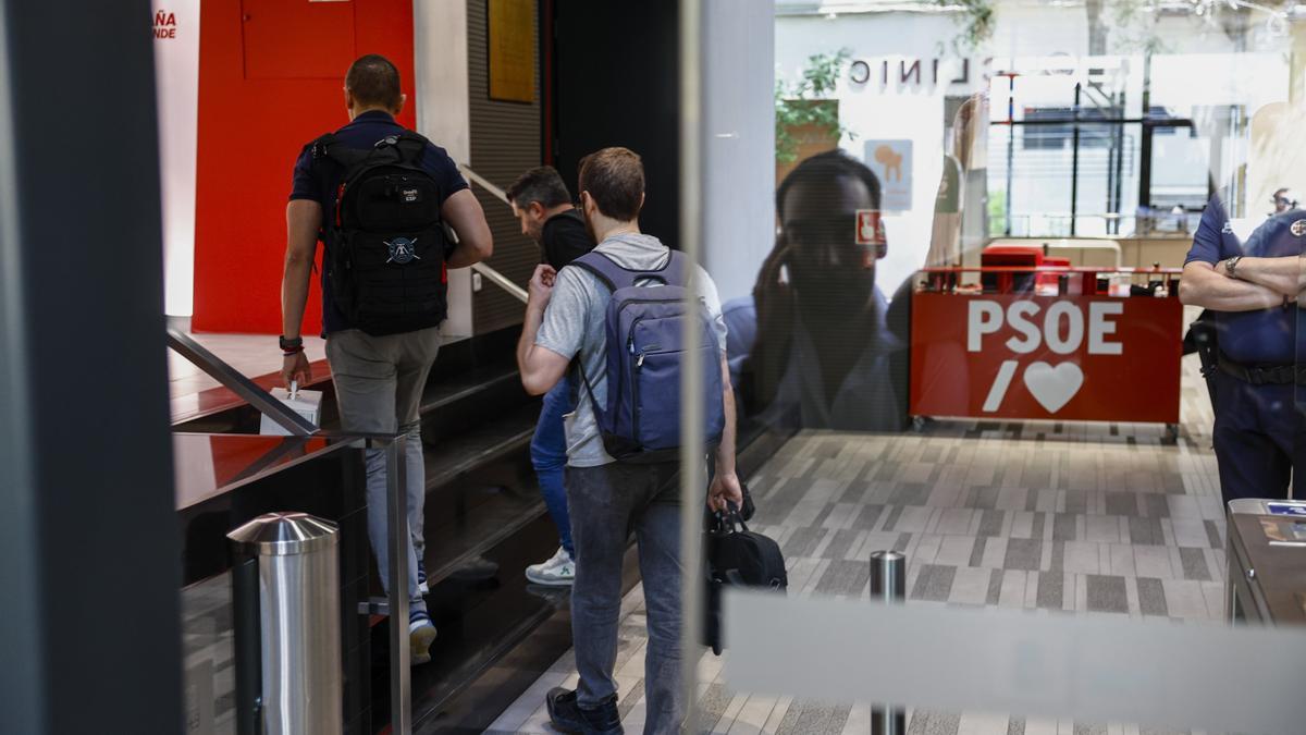 La UCO entra en la sede del PSOE y en el Ministerio de Transportes para clonar los correos de Cerdán y Ábalos