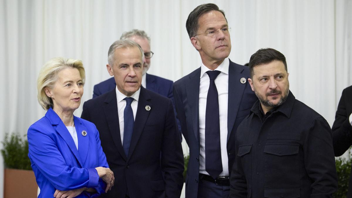 Ursula von der Leyen, Mark Carney, Mark Rutte y Zelenski en la cumbre de la Comunidad Política Europea.