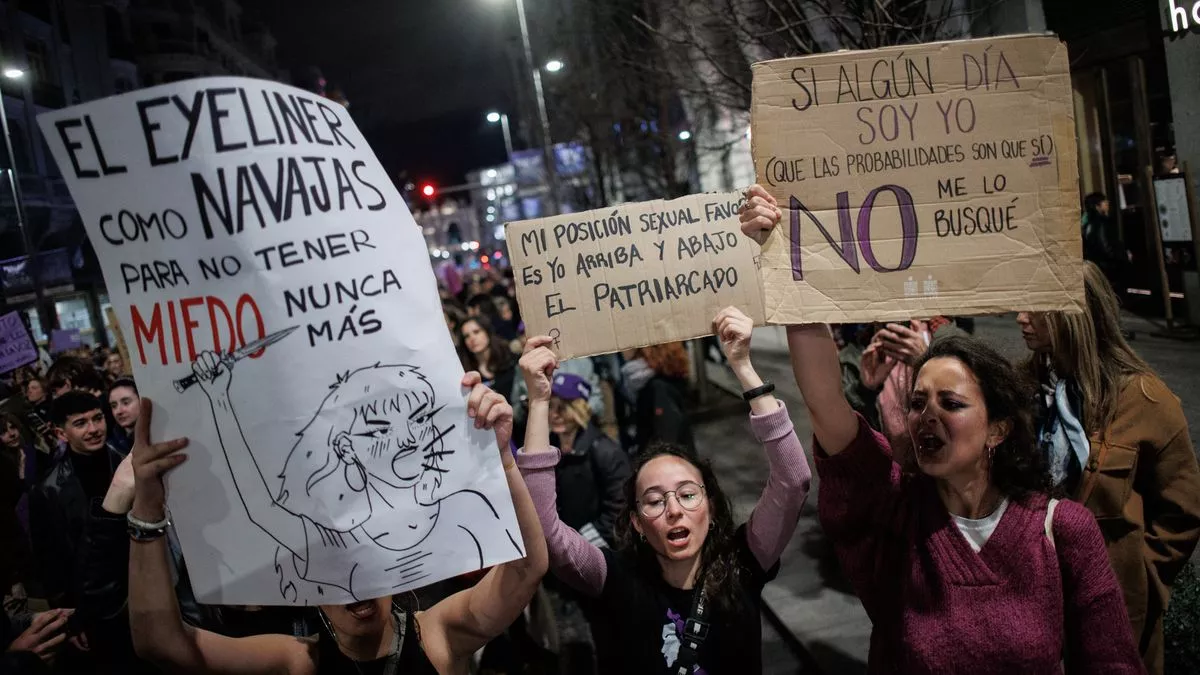 Varias mujeres con carteles durante una manifestación convocada por la Comisión 8M, por el 8M en Madrid.