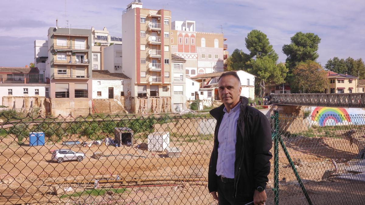 Rafa Calero, arquitecto y coordinador del área de urbanismo de Picanya, este miércoles junto a la rambla del Poyo.