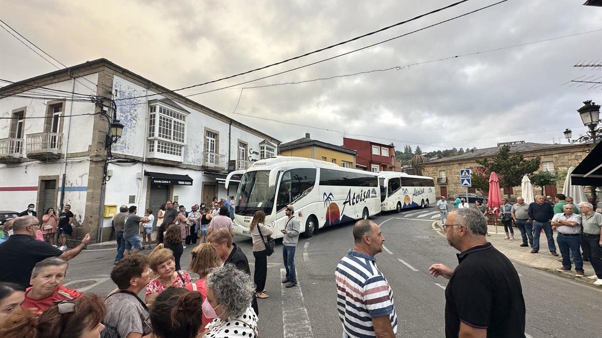 Vecinos de Petín se concentran en los jugados en apoyo de un detenido en el marco de la ola de incendios.