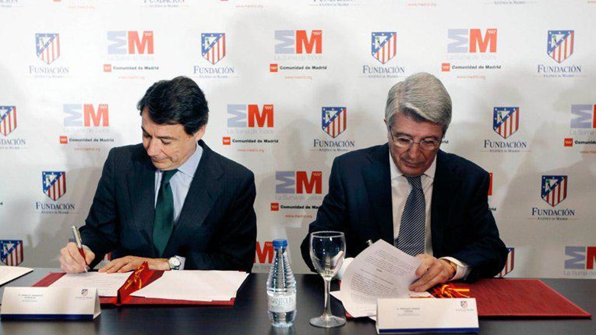 Ignacio González firma un convenio con Enrique Cerezo.