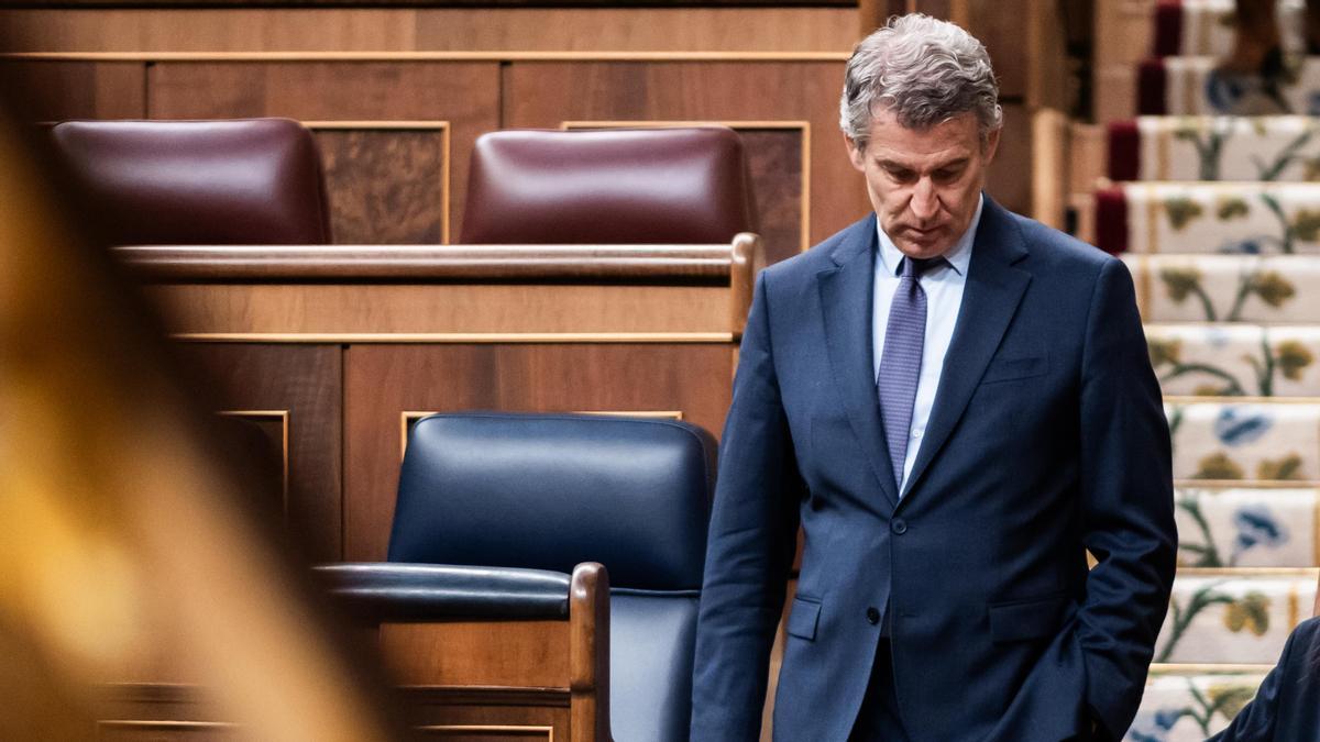 El presidente del Partido Popular, Alberto Núñez Feijóo, a su salida de una sesión plenaria, en el Congreso