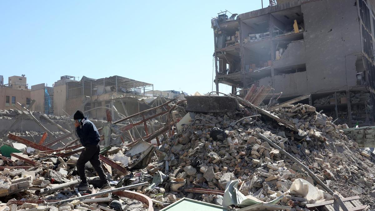 Un edificio de Teherán destruido tras los bombardeos.