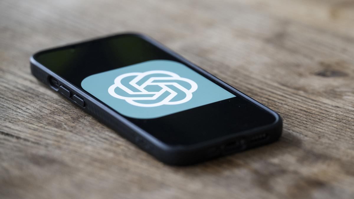 El logotipo de ChatGPT en un teléfono móvil.