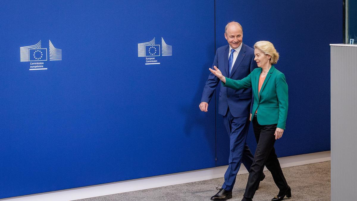 La presidenta de la Comisión Europea, Ursula von der Leyen recibe al primer ministro irlandés Micheal Martin en Bruselas este jueves.