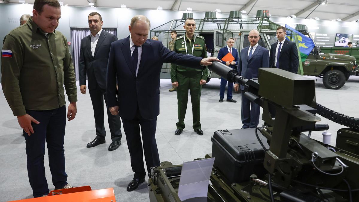 Vladímir Putin recorre una exposición en el Centro Nacional Rusia de Moscú.