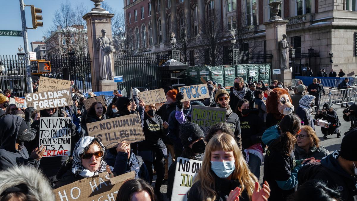 Personas con pancartas y coreando consignas frente a la Universidad de Columbia durante una protesta contra el ICE en Nueva York.