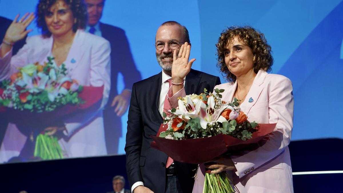La jefa de la delegación española en el Grupo PPE, Dolors Montserrat, y el presidente del Partido Popular Europeo, Manfred Weber, en la clausura del congreso del Partido Popular Europeo.
