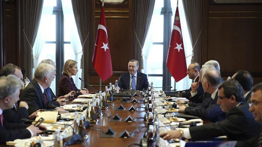 La UE se muestra "preocupada" por el encarcelamiento de periodistas en Turquía aunque descarta sanciones
