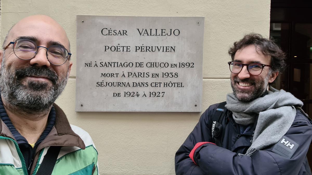 Asís G. Ayerbe y Óscar Esquivias en París, delante de una de las pensiones en las que vivió el poeta peruano César Vallejo.