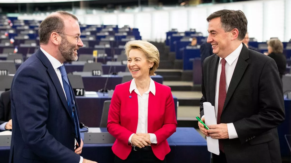 El líder del PPE Manfred Weber junto a la presidenta de la Comisión Europea, Ursula von der Leyen, y David McAllister, de la CDU, en una imagen de archivo en el Parlamento Europeo.