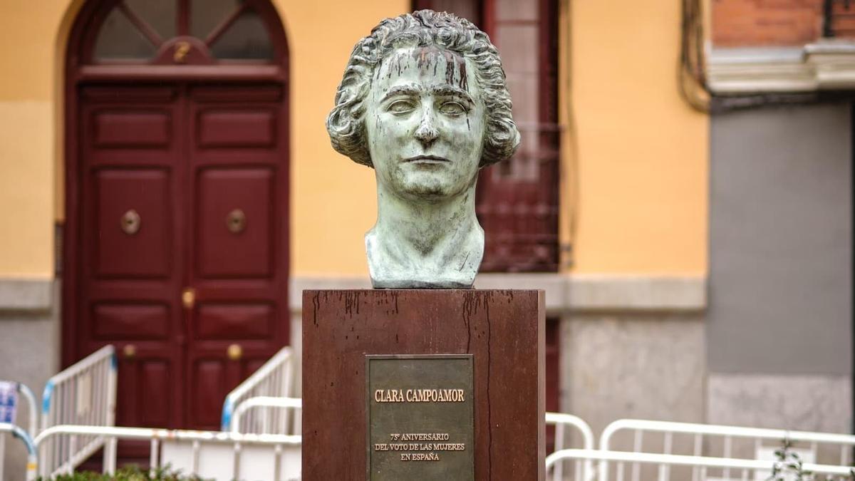 Busto de Clara Campoamor vandalizado en Madrid.