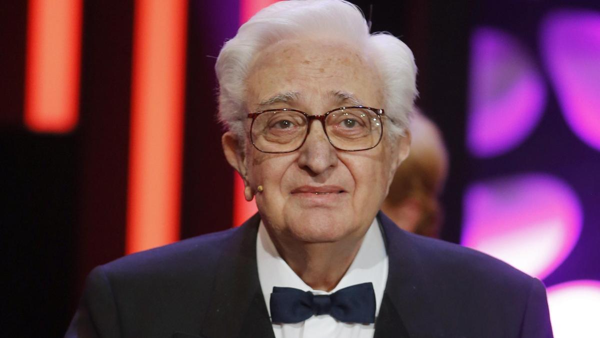 Fotografía de archivo del director, actor y guionista Mariano Ozores del 06/02/2016, cuando recibió el Goya de Honor durante la ceremonia de la 30 edición de los Premios Goya.