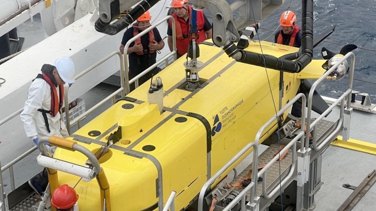 El Gobierno ignora la misión francesa que analiza los bidones nucleares del Atlántico y se desentiende de ellos