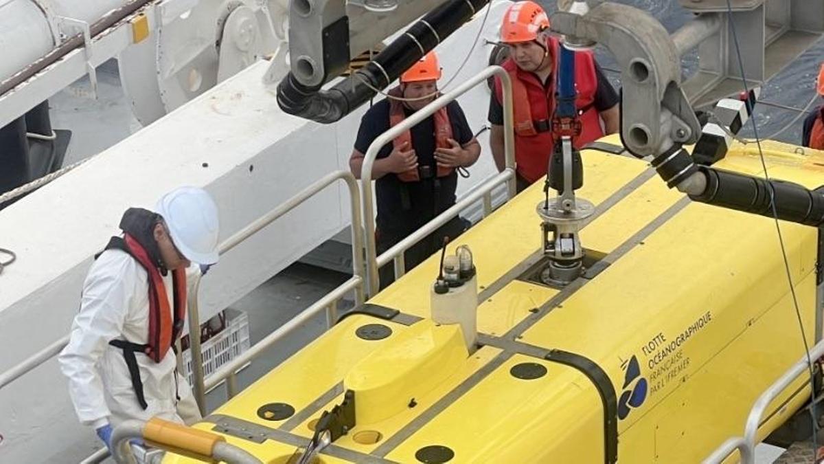 Controles en el submarino Ulyx de la misión francesa que analizó los vertidos nucleares - Flotte Océanographique Française