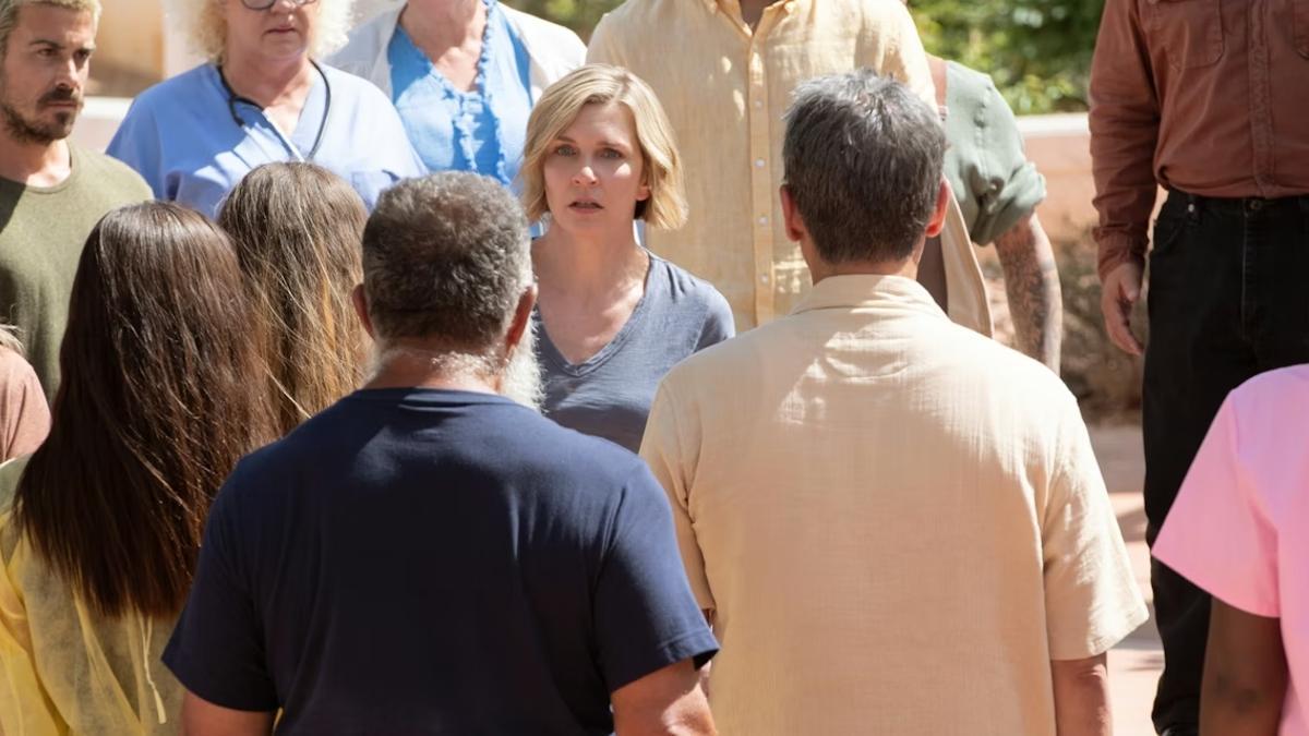 Rhea Seehorn en el centro de una escena en Pluribus.