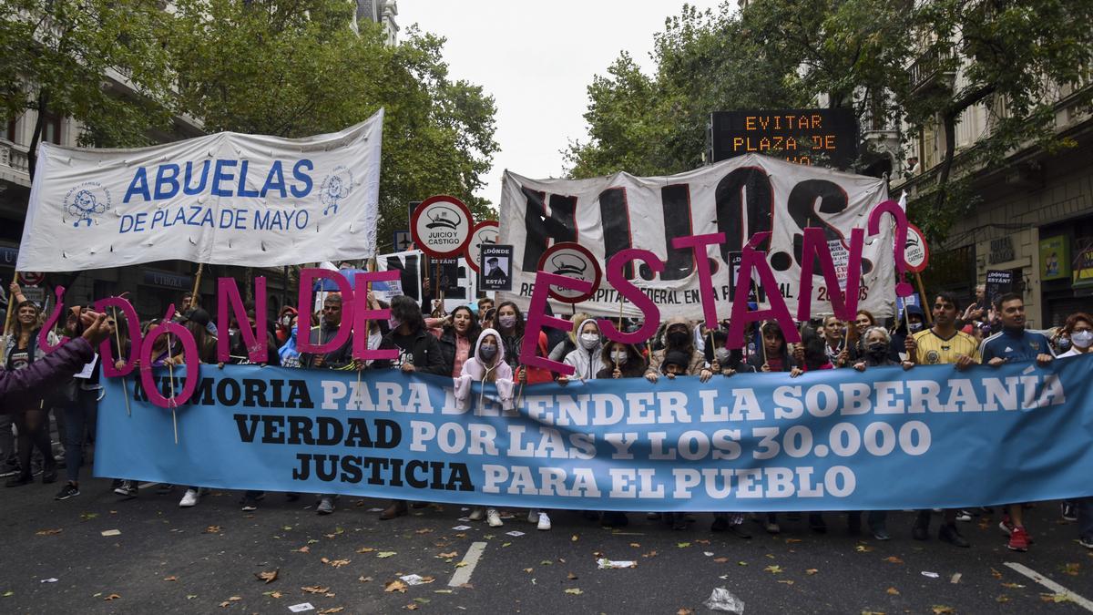 Protesta de las Abuelas de Plaza de Mayo contra las desapariciones forzadas en Argentina