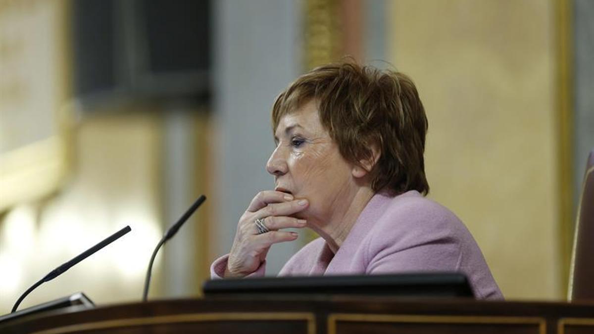 Villalobos sigue muda tras una semana de críticas por jugar en el Congreso