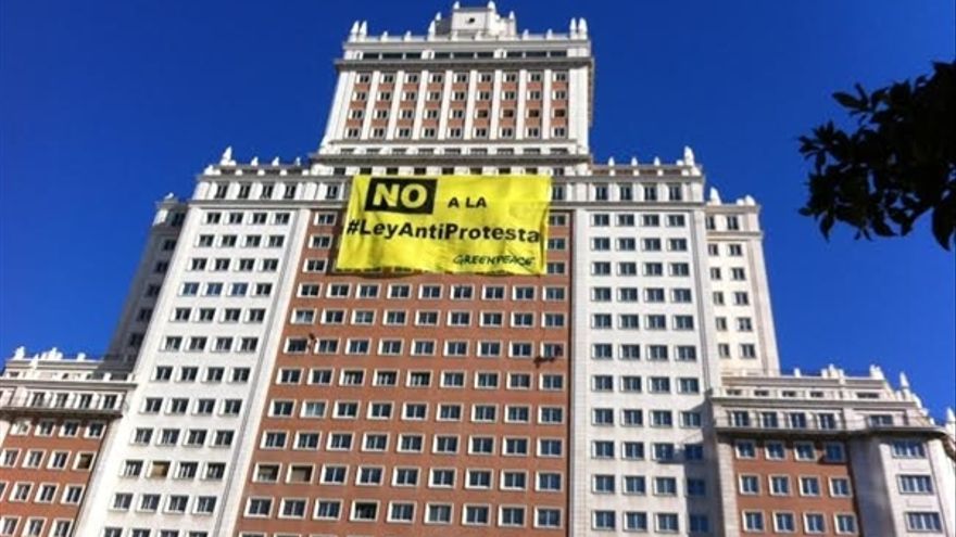 El cartel en contra de la Ley de Seguridad Ciudadana.