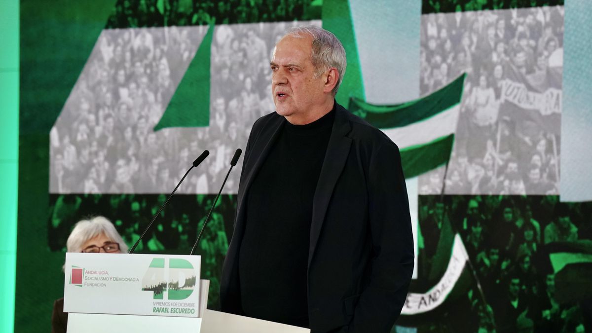 Javier Aroca recibe el Premio 4D Rafael Escuredo 2025 por su defensa apasionada de Andalucía dentro de un marco democrático y federal.