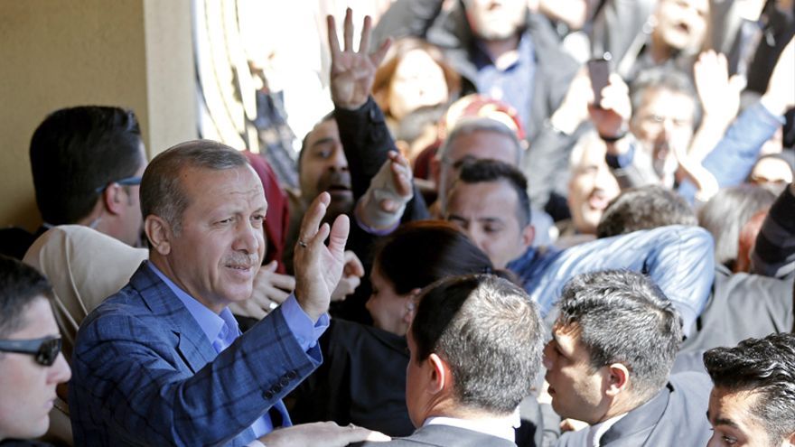 El Primer Ministro turco Recep Tayyip Erdogan a su salida del colegio electoral en Estambul, Turquía.