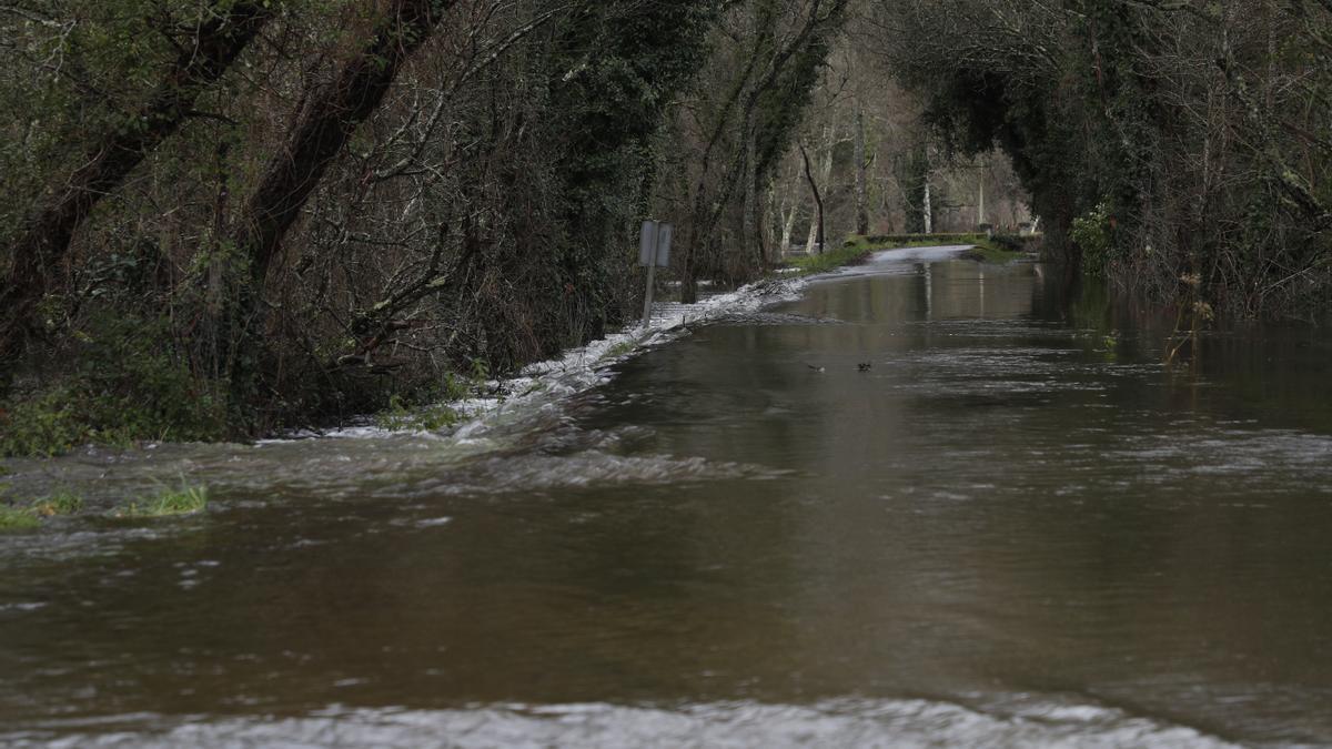 Carretera anegada por el río Ladra en Insua (Vilalba), provincia de Lugo.