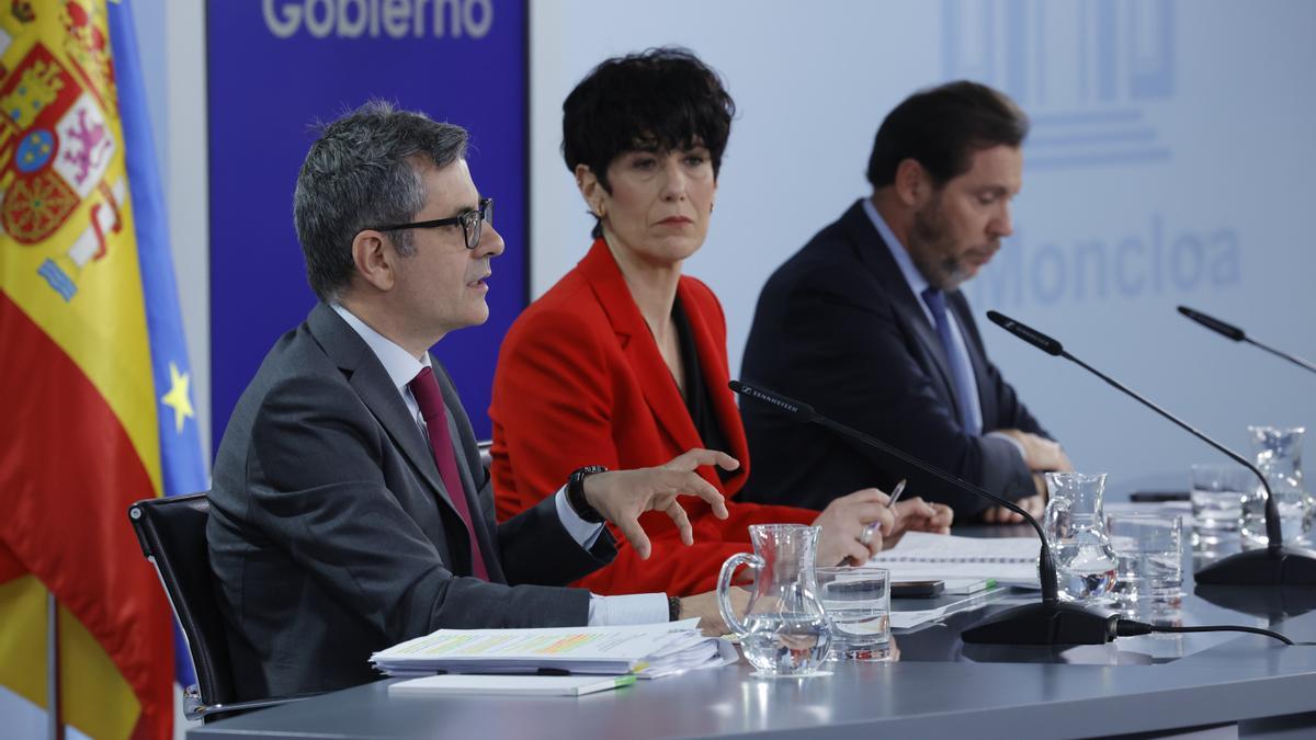 Bolaños, Saiz y Puente, en la rueda de prensa tras el Consejo de Ministros.