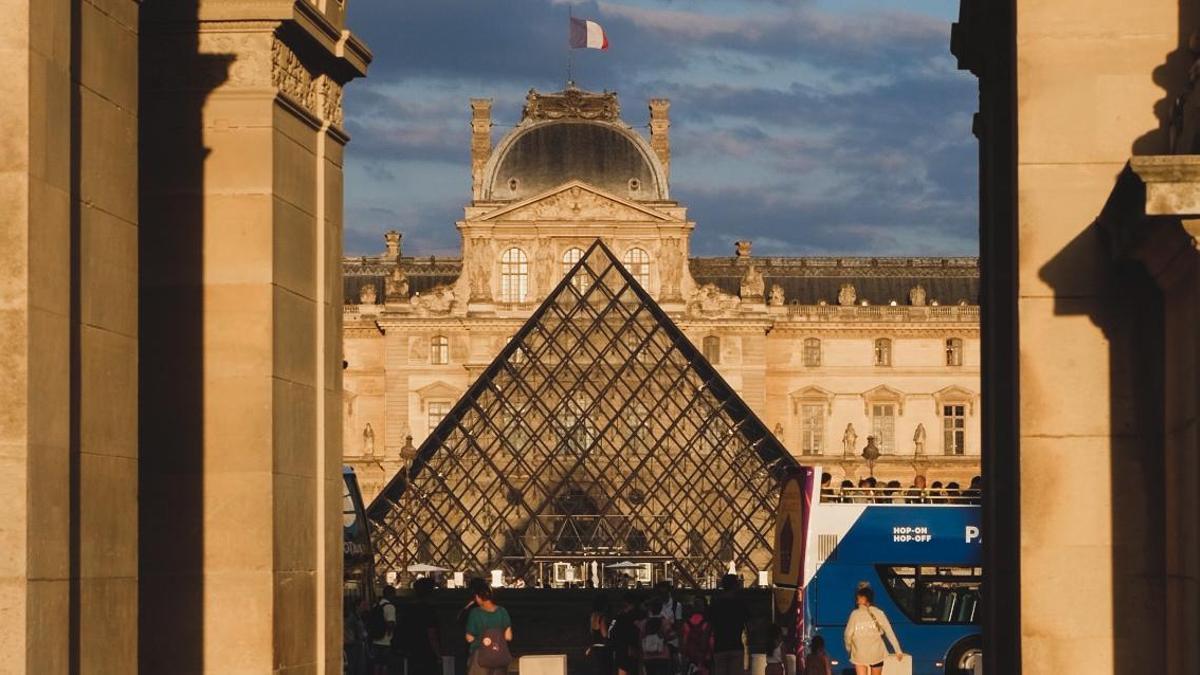 Vista de la plaza central del Museo del Louvre