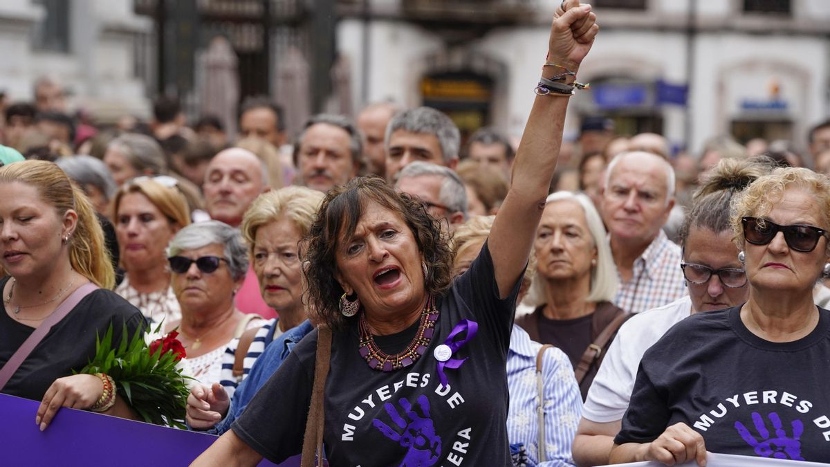Concentración en repulsa de uno de los últimos crímenes machistas, cometido en Llanes (Asturias).