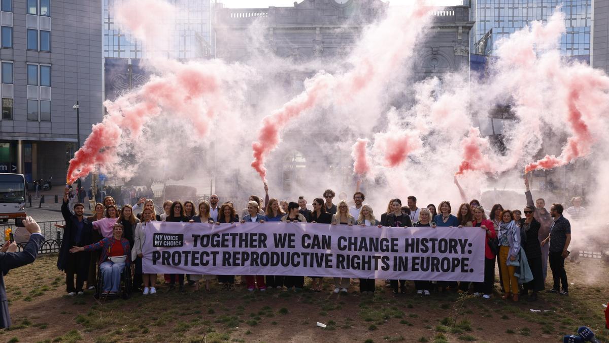 Miembros del movimiento MVMC en Bruselas (Bélgica) tras entregar las firmas de la iniciativa europea.