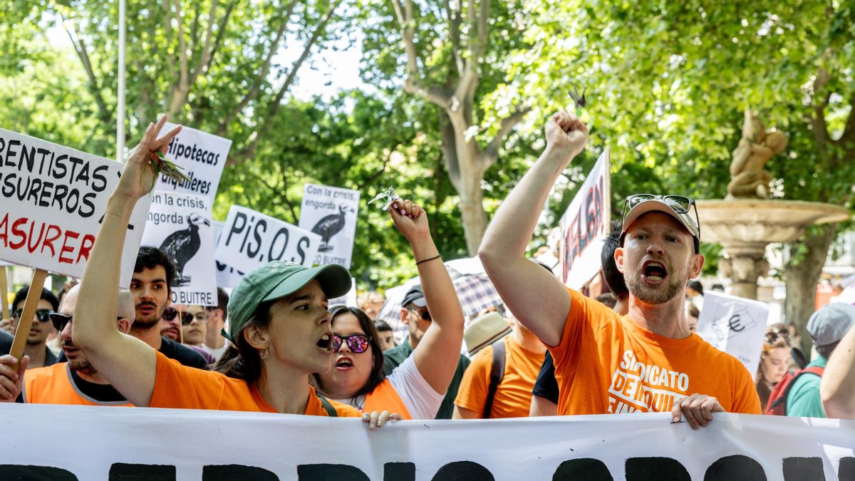 Varios jóvenes durante una manifestación en defensa del derecho al acceso a la vivienda en Madrid.