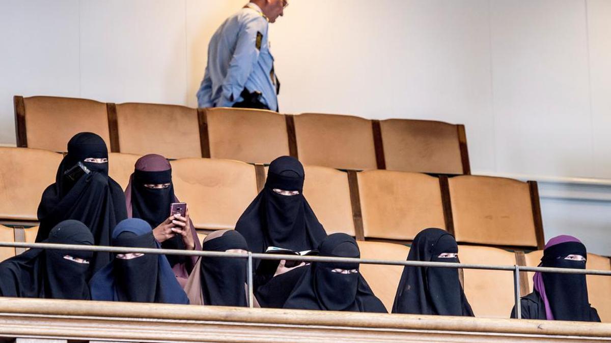 Imagen de archivo de un grupo de mujeres con burka.