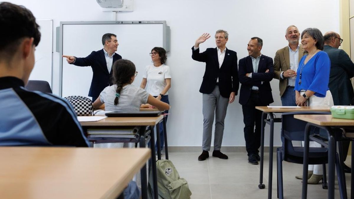 El presidente de la Xunta y el conselleiro de Educación, a principios de junio durante una visita al IES Aquis Celenis de Caldas con motivo del final de sus reformas.