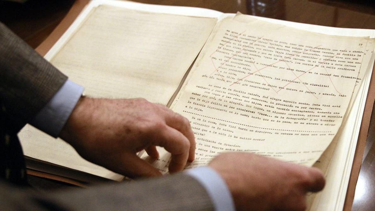 Cultura confirma el hallazgo del original inédito de 'La colmena' que Camilo José Cela envió a la censura